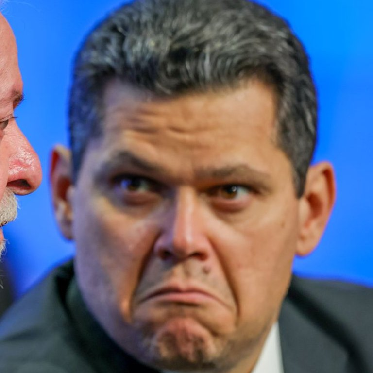 Lula fala no ouvido de Davi Alcolumbre. A cara diz o resto.