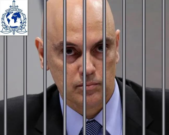 Edição fotográfica do rosto de Alexandre de Moraes visto através de barras de uma cela de prisão, com expressão séria.