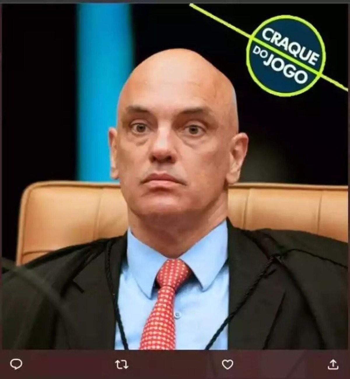 Foto de Alexandre de Moraes de toga em sessão, com selo circular verde-amarelo Craque do Jogo no canto, no estilo de premiação de futebol.